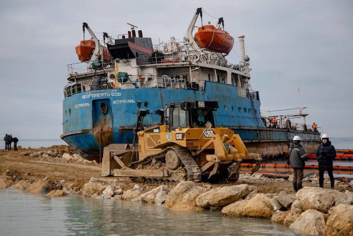 В Керченском проливе водолазы собрали около 716 тонн замазученного грунта