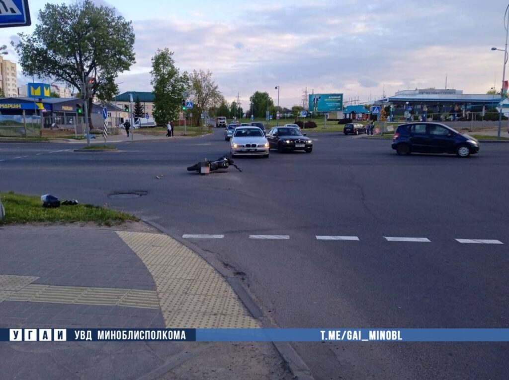 В Молодечно столкнулись легковушка и мотоцикл