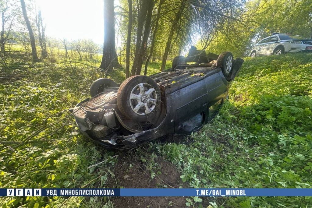 В Борисовском районе автомобиль съехал в кювет и опрокинулся — водитель в больнице