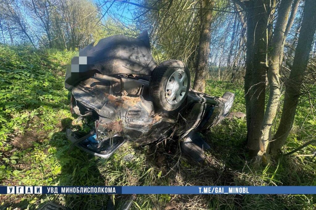 В Борисовском районе автомобиль съехал в кювет и опрокинулся — водитель в больнице
