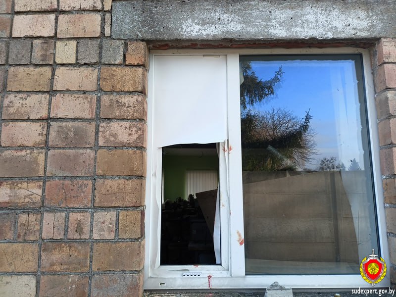 В Пинске задержали вора по капле крови на разбитом окне