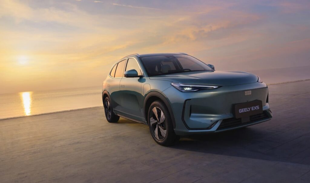 «БЕЛДЖИ» начал производить электромобили Geely EX5