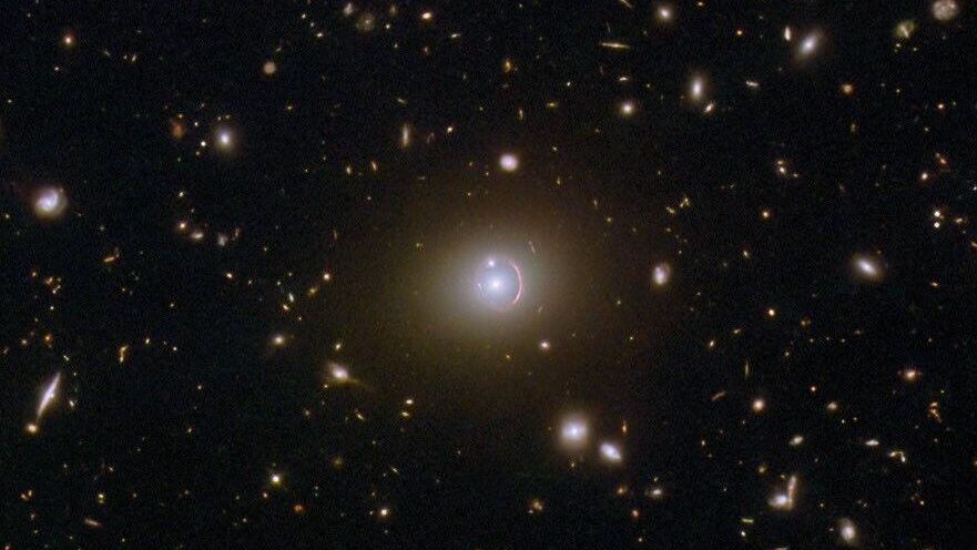 NASA показало кольцо Эйнштейна из трех галактик, снятое телескопом «Хаббл»
