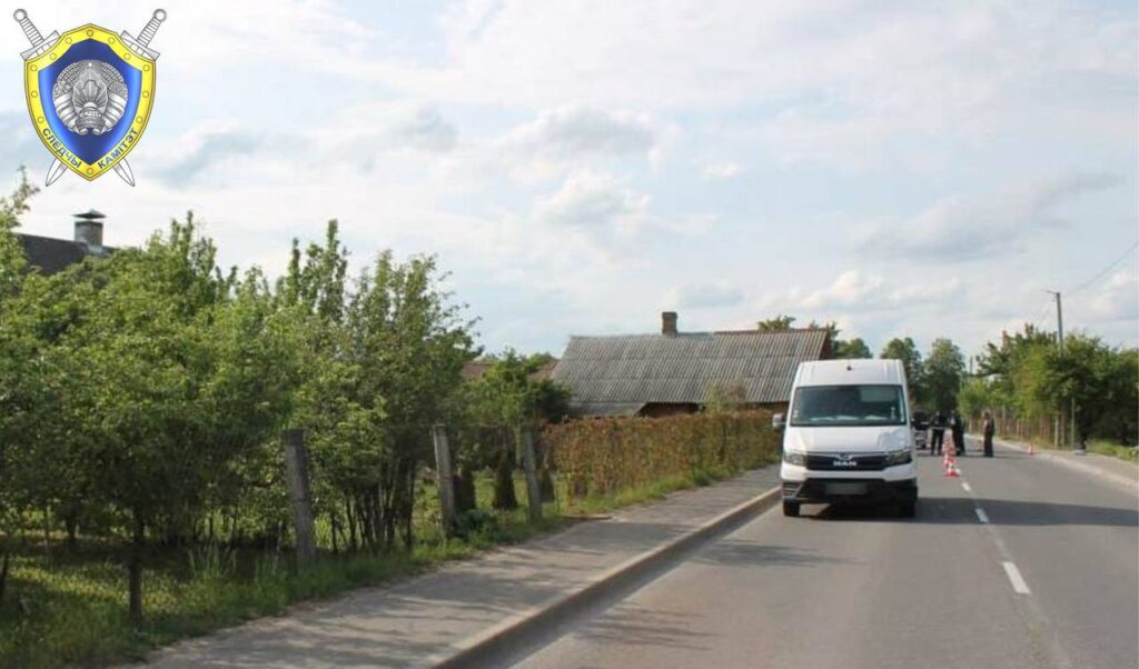 Школьница выбежала на дорогу и попала под колеса микроавтобуса в Волковысском районе
