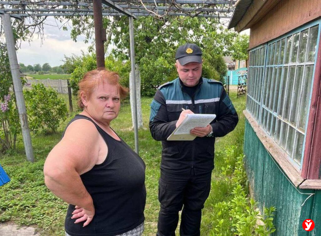 «Всю жизнь так жили, и ничего». Как инспекторы Клецкого РОЧС обследуют жилой сектор