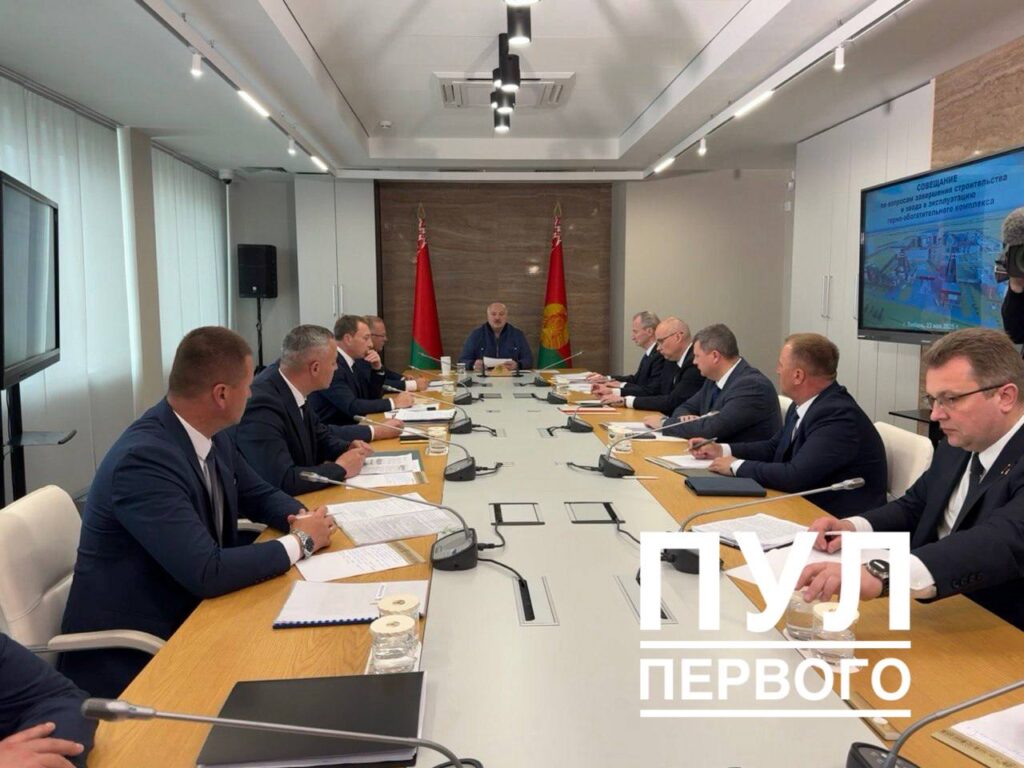Лукашенко: Беларусь должна зарабатывать на готовой продукции, а не на полуфабрикатах