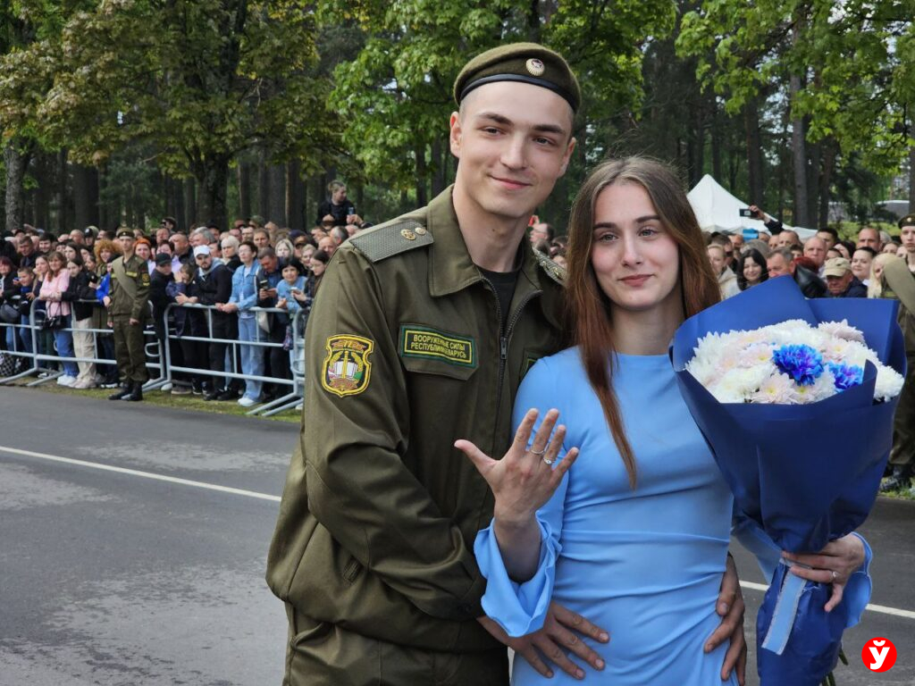 Она сказала да! На присяге в Борисове новобранец сделал предложение своей девушке прямо на плацу
