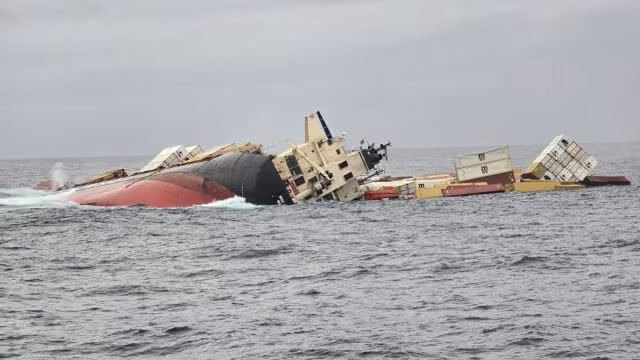 В Аравийском море затонул контейнеровоз с нефтепродуктами и опасными химикатами