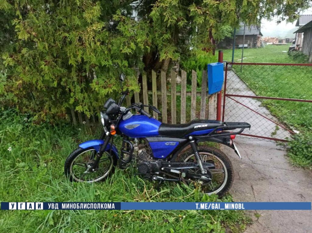 Ночная авария в Мядельском районе: мопед опрокинулся, пассажирка в больнице