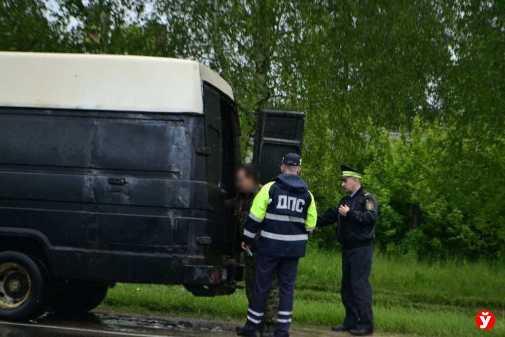 Сотрудники ГАИ изъяли 30 литров крашеного топлива во время рейда в Клецком районе