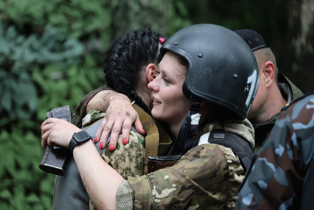 на старт марш-броска наравне с мужчинами вышли шесть представительниц прекрасного пола