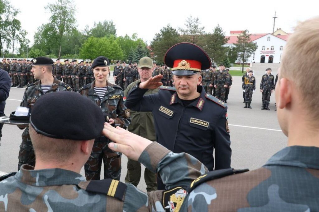 Черные береты за мужество и силу духа получили 69 бойцов, среди них — четыре девушки