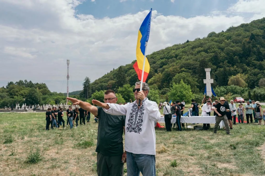 Румыния Полицейские вломились в дом к румынскому журналисту Андрею Пунговски