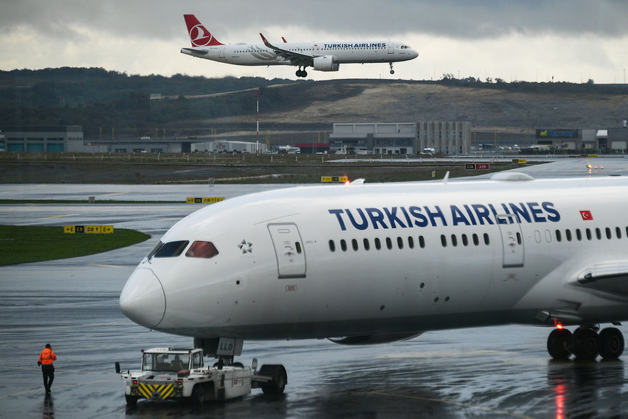 Российские туристы застряли в Турции: Turkish Airlines отменила рейсы в Анталью, Бодрум и Даламан