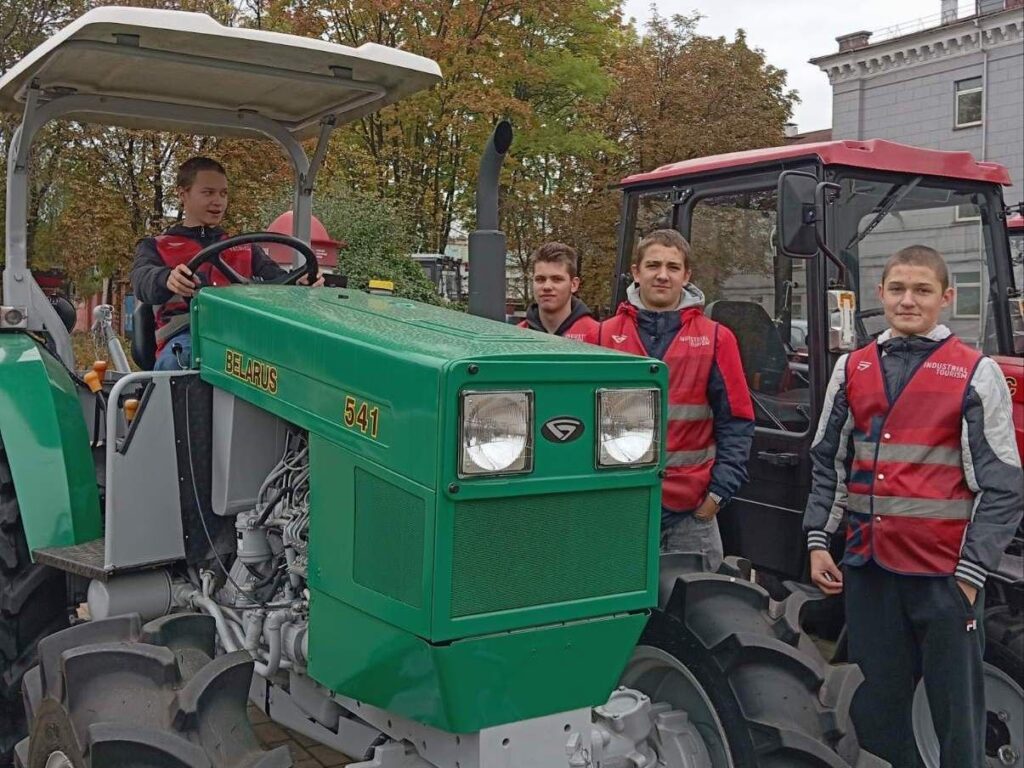 Управлять мотоциклом, трактором и грузовиком научат в Березинском аграрно-техническом колледже