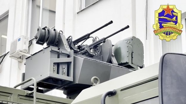 РЛС предназначена для обнаружения воздушных объектов, определения их азимута, дальности, высоты и скорости полета, сопровождения воздушных объектов, передачи радиолокационной информации на командные пункты подразделений ПВО.
Мобильный комплекс «Сапсан». Мобильный комплекс противодействия малоразмерным беспилотным летательным аппаратам «Сапсан» предназначен для прикрытия критически важных объектов от МБЛА и обеспечивает их поиск, обнаружение, сопровождение, радиоэлектронное подавление и огневое поражение в автоматизированном режиме.