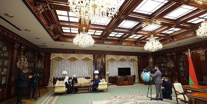 Лукашенко: в Беларуси стараются жить по заповедям Божьим