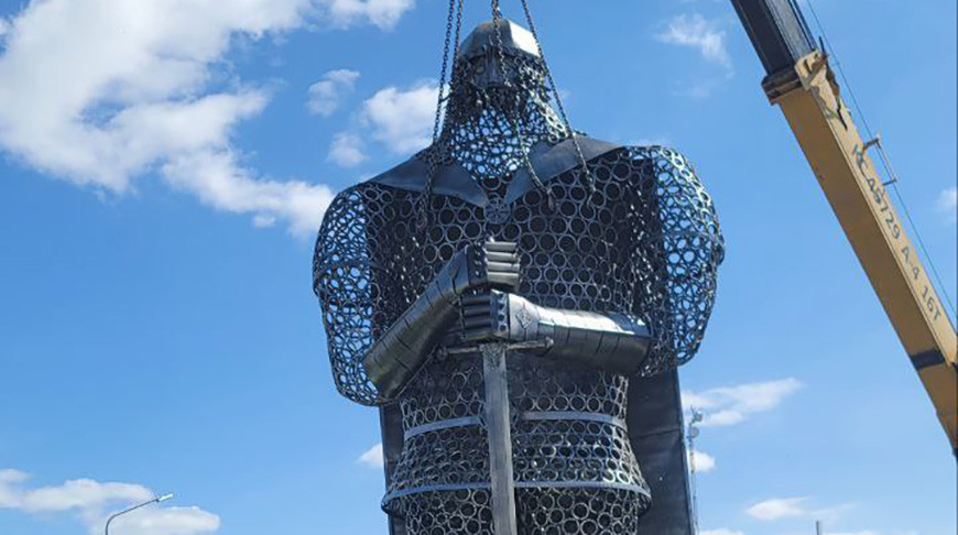 В Воложине появился восьмиметровый «Богатырь»