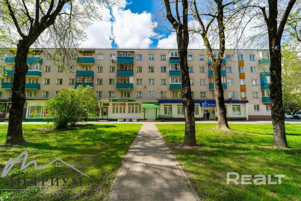 В старом фонде, но по приятной цене. Смотрим самые дешевые трешки в Минске