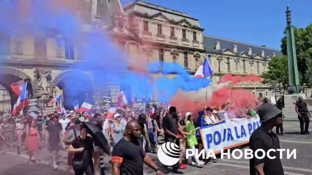 В центре Парижа прошла демонстрация против поставок западных вооружений Киеву