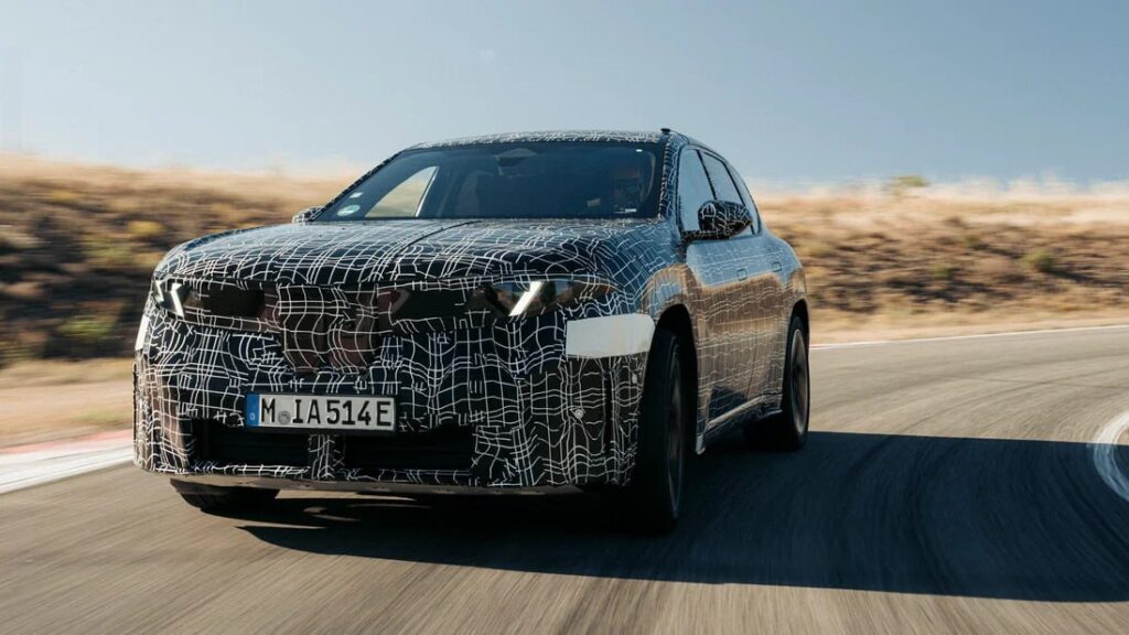 Автомобили BMW будут сами включать поворотники