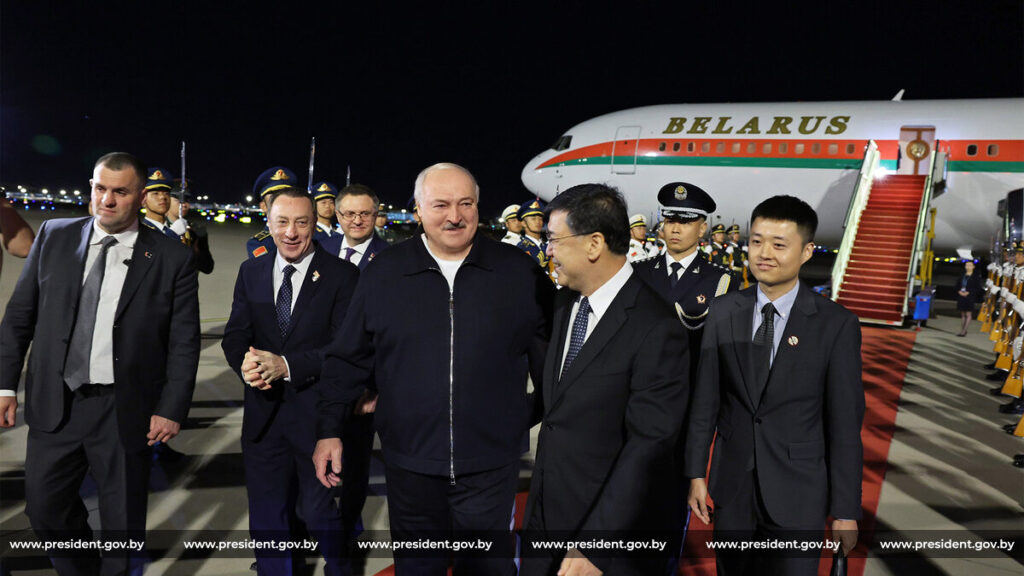 Азарёнок назвал поездку Лукашенко в Китай визитом на чай