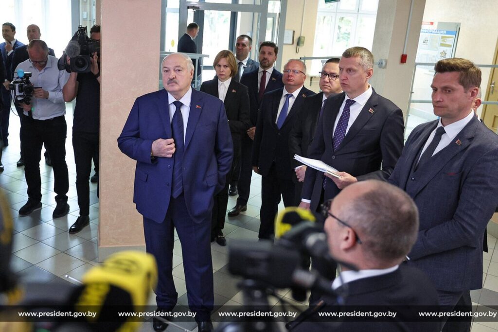 Лукашенко назвал сроки наведения порядка в кинематографе для «Беларусьфильма»