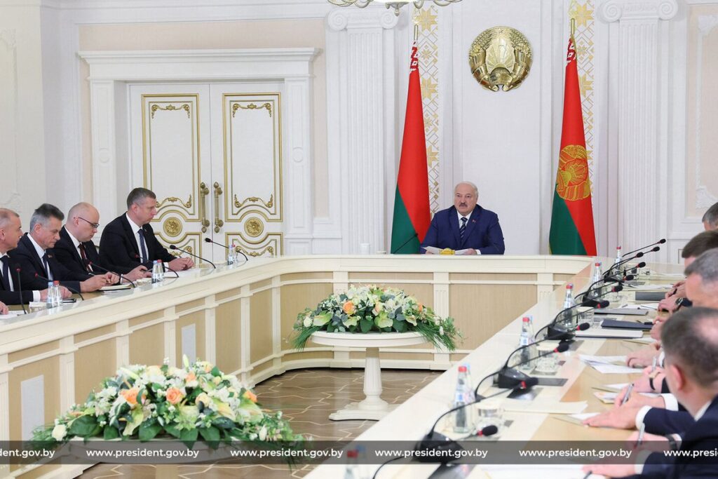 Власти пересмотрят обязанности помощников Президента по поручению Лукашенко