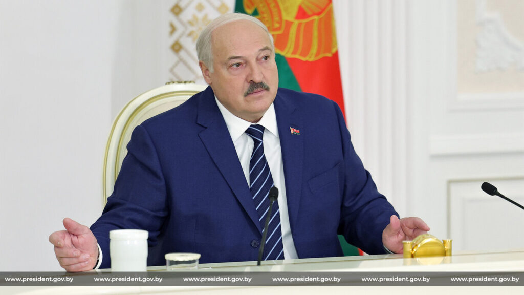 Лукашенко на примере ситуации с картошкой объяснил, как чиновники должны оперативно реагировать