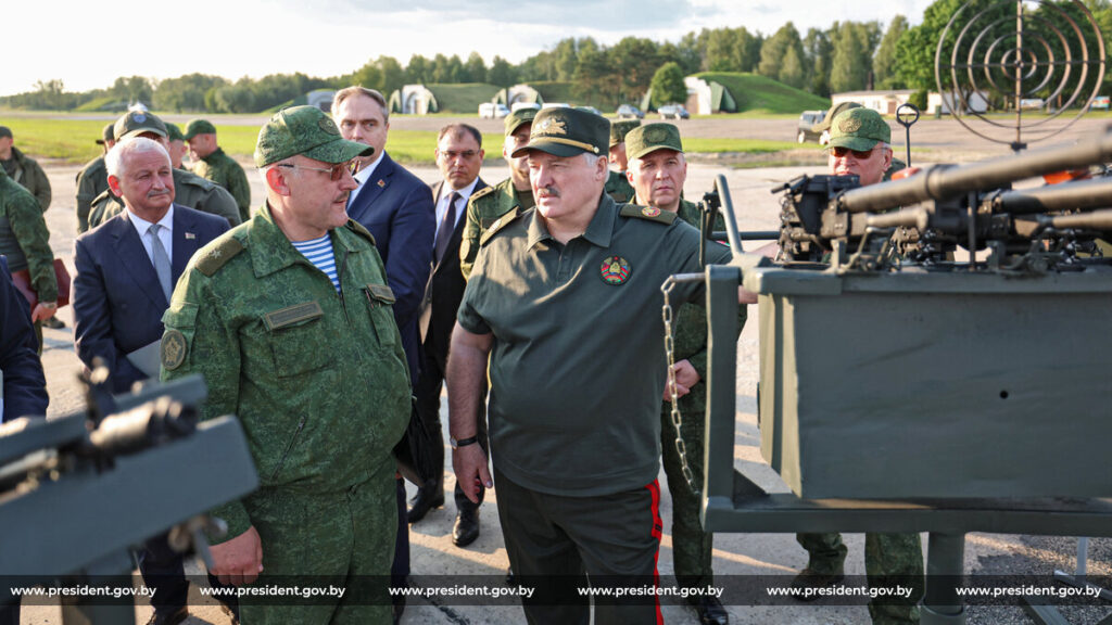 Лукашенко показали образцы беспилотников, состоящие на вооружении в армии