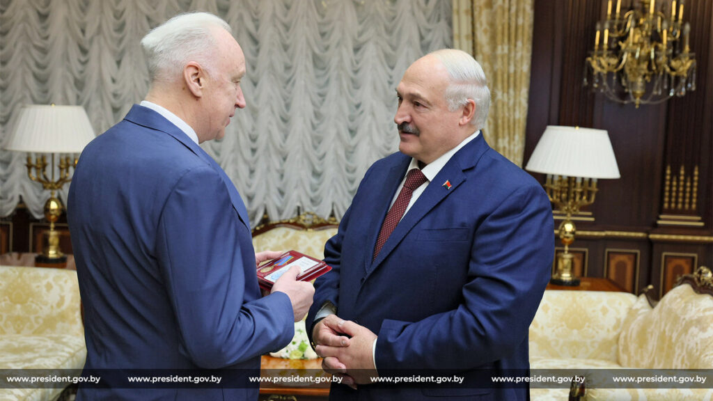 Лукашенко вручили медаль в честь 80-летия Великой Победы