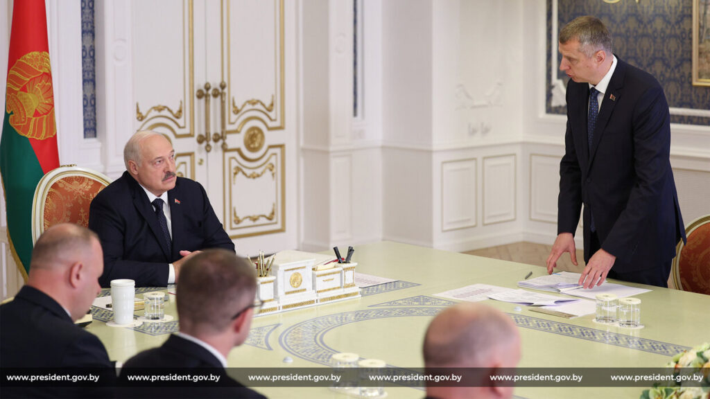 «Делайте что хотите, но чтобы скотина была жива» — Лукашенко поднял острую тему падежа