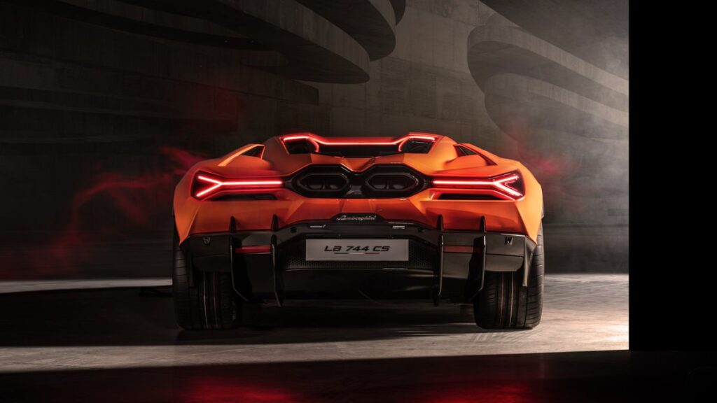 Lamborghini покажет в августе самую мощную дорожную модель в своей истории