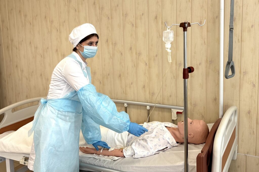 Здесь учат спасать жизни: как в Борисове готовят будущих героев в белых халатах