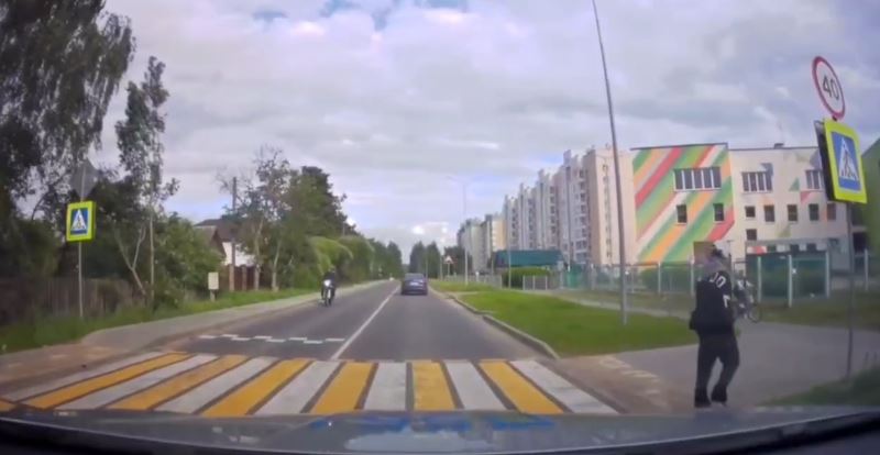 Погоня в Мачулищах: бесправный мотоциклист перевернулся на дороге