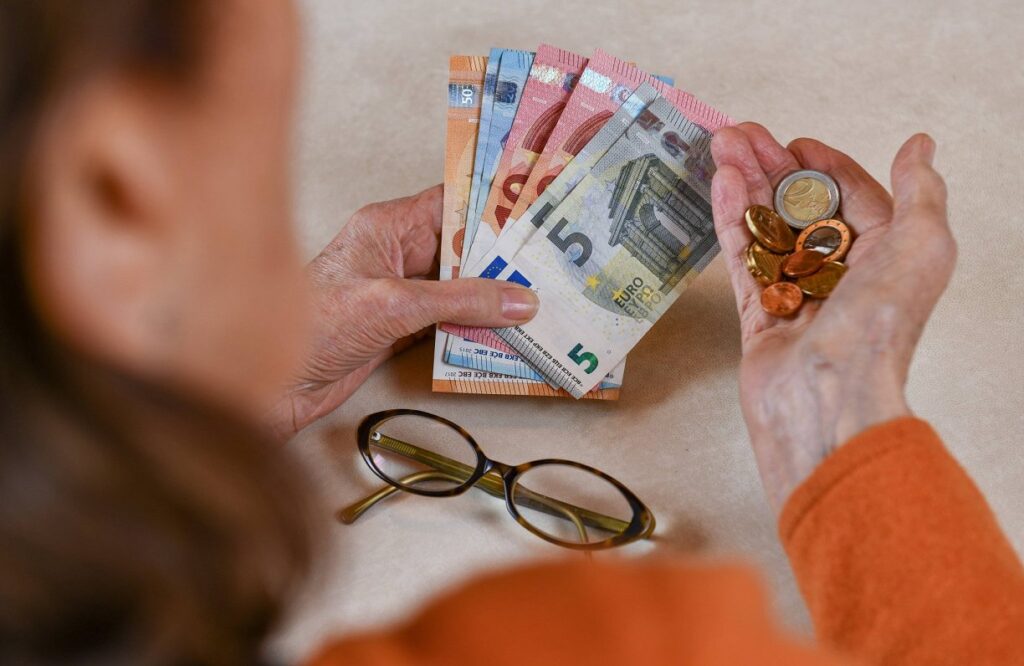 В Латвии базовую пенсию начнут выплачивать с 85 лет: средства не позволяют снизить порог до 80