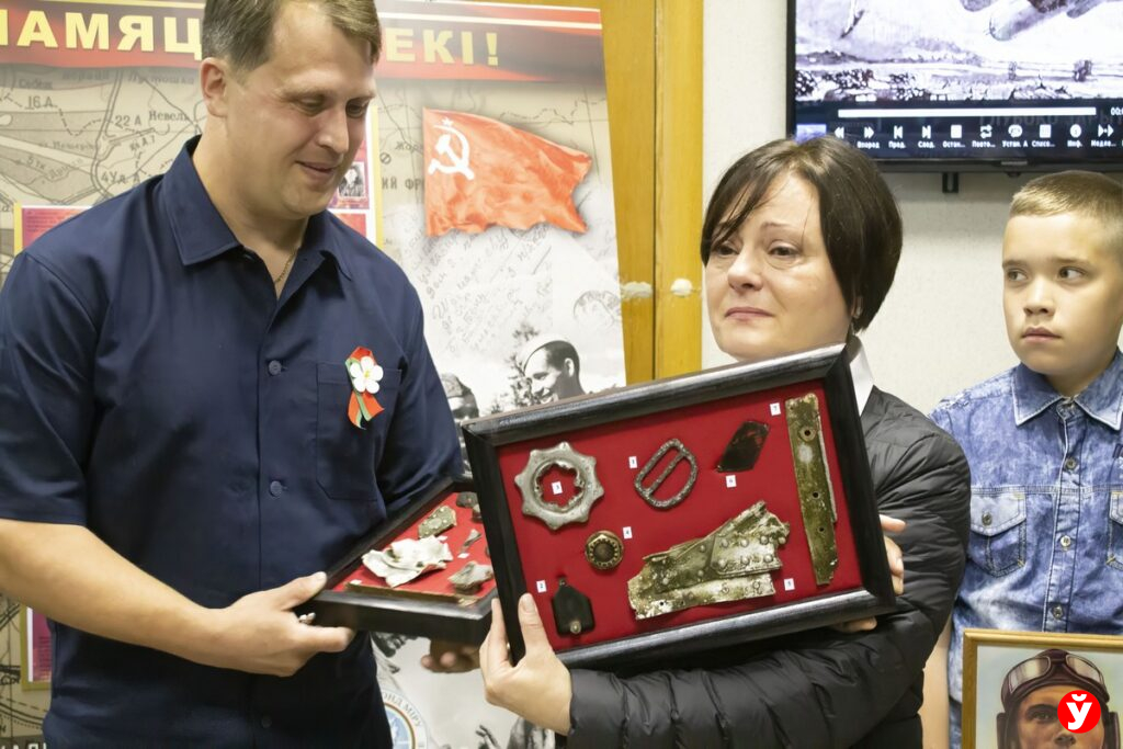 Логойскому музею и родственникам передали экспонаты с места гибели Николая Гастелло