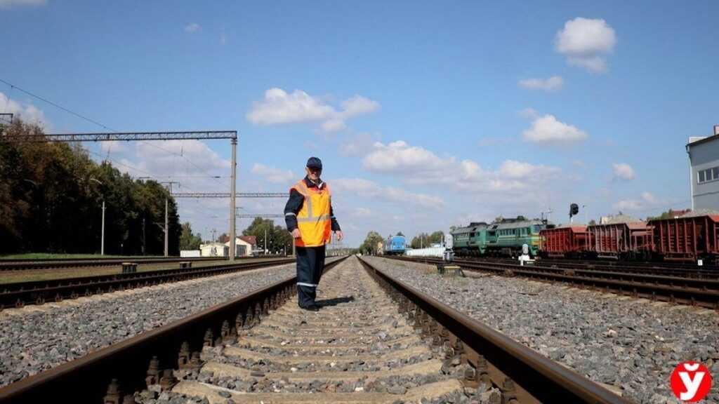 В Минском районе пьяный пешеход ночью переходил через железнодорожные пути и попал под поезд