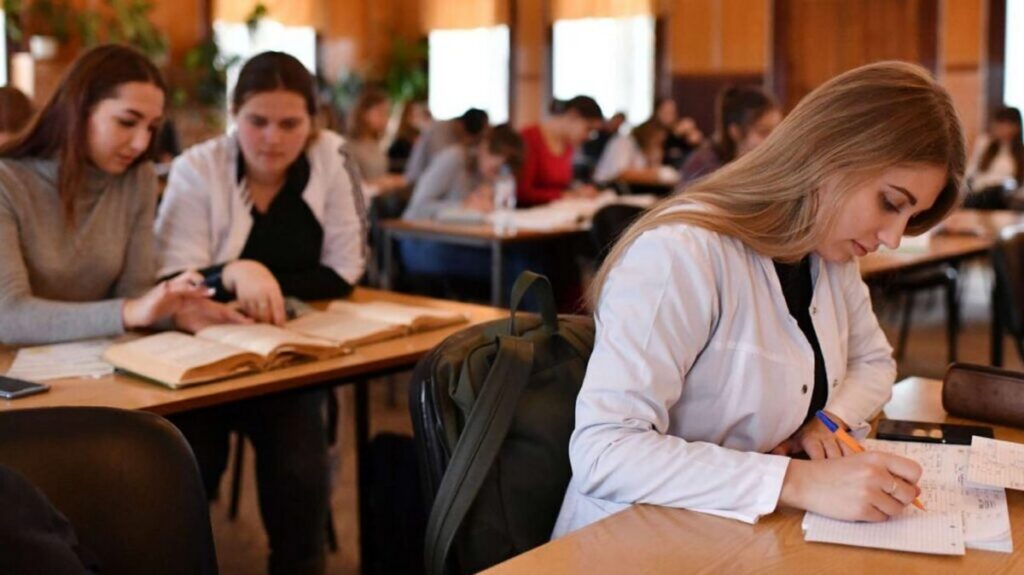 Лукашенко объявил благодарность отличившимся преподавателям и студентам