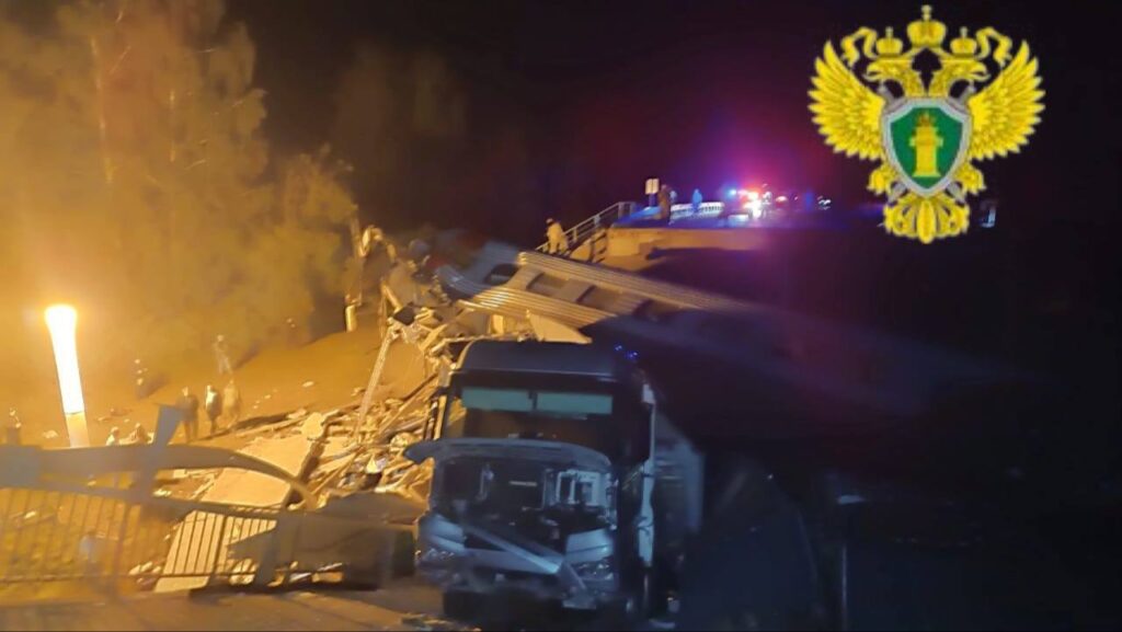 В Брянской области обрушился мост на проходящий пассажирский поезд. Есть погибшие и пострадавшие