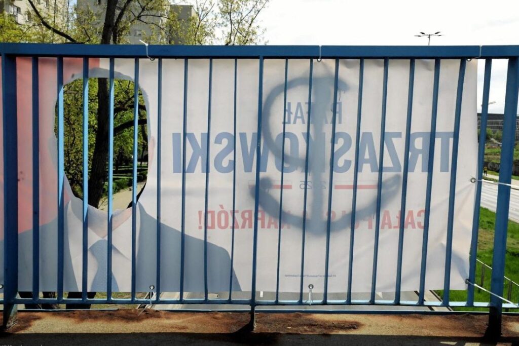 Черный пиар по-польски: на баннерах Тшасковского появились провокационные лозунги