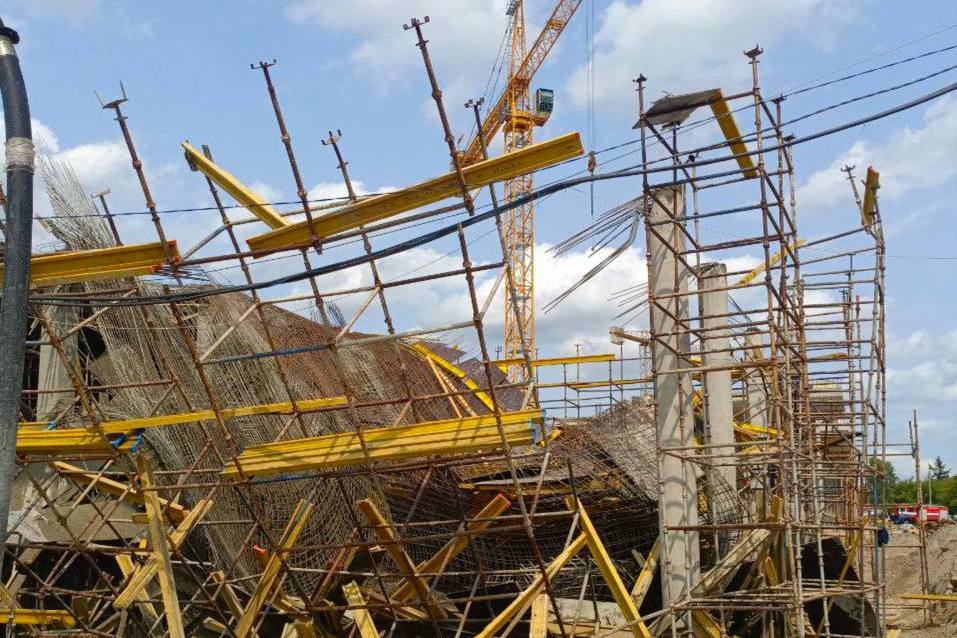 В Бресте рухнула опалубка с арматурой на стройке: на месте работают спасатели