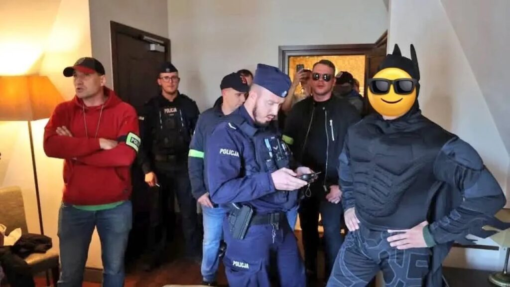 В Гданьске полиция ворвалась в гостиничный номер, чтобы скрутить безоружного активиста