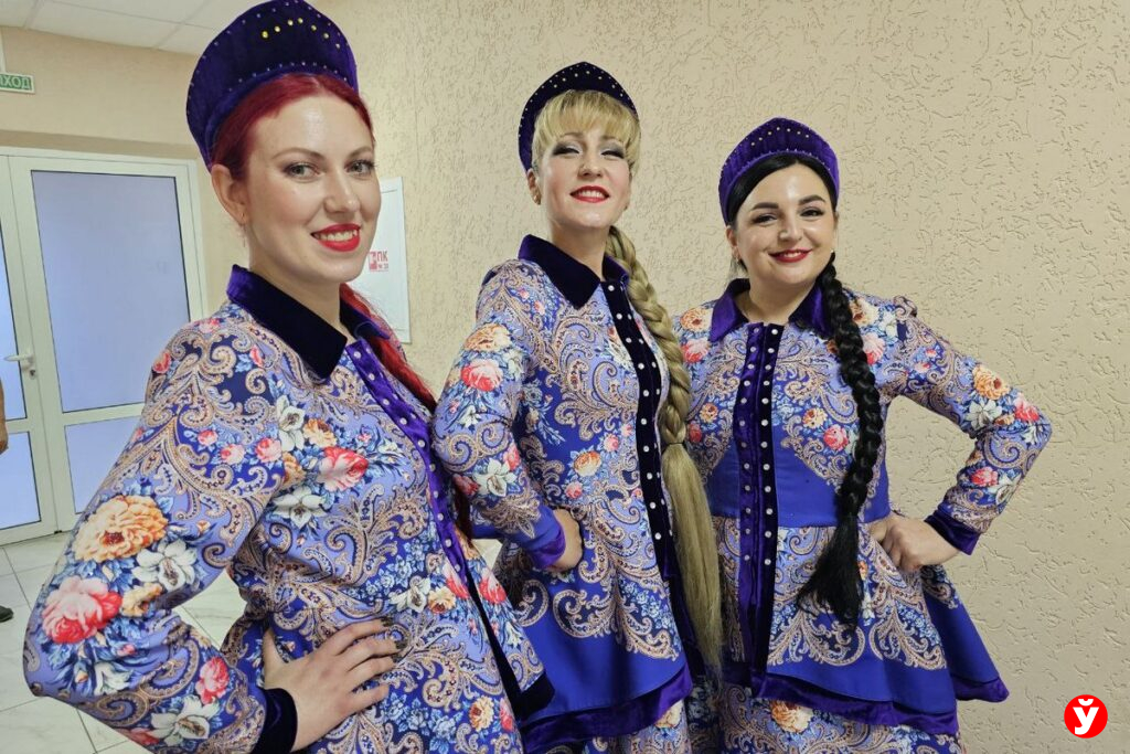 участницы поп-фолк группы «Дарэчы-шоу»