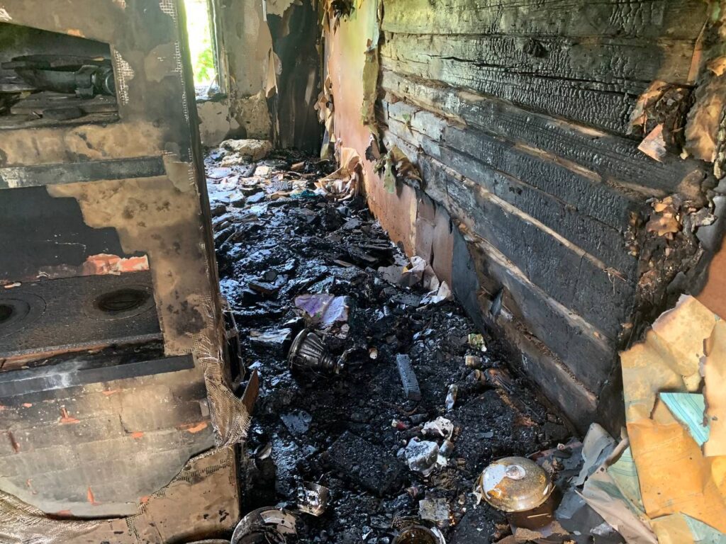 В деревне Гаевка Дзержинского района из-за удара молнии загорелся дом