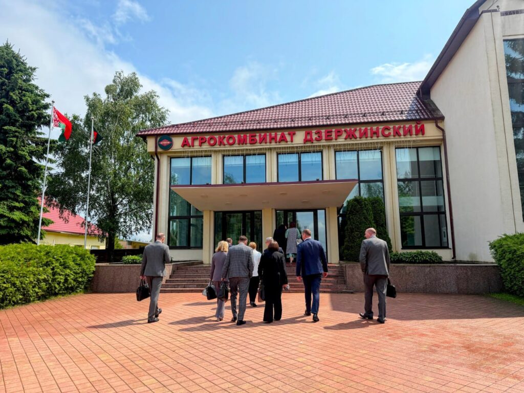 Алкорамки, тестеры и ноль травм: агрокомбинат «Дзержинский» показал пример идеальной охраны труда