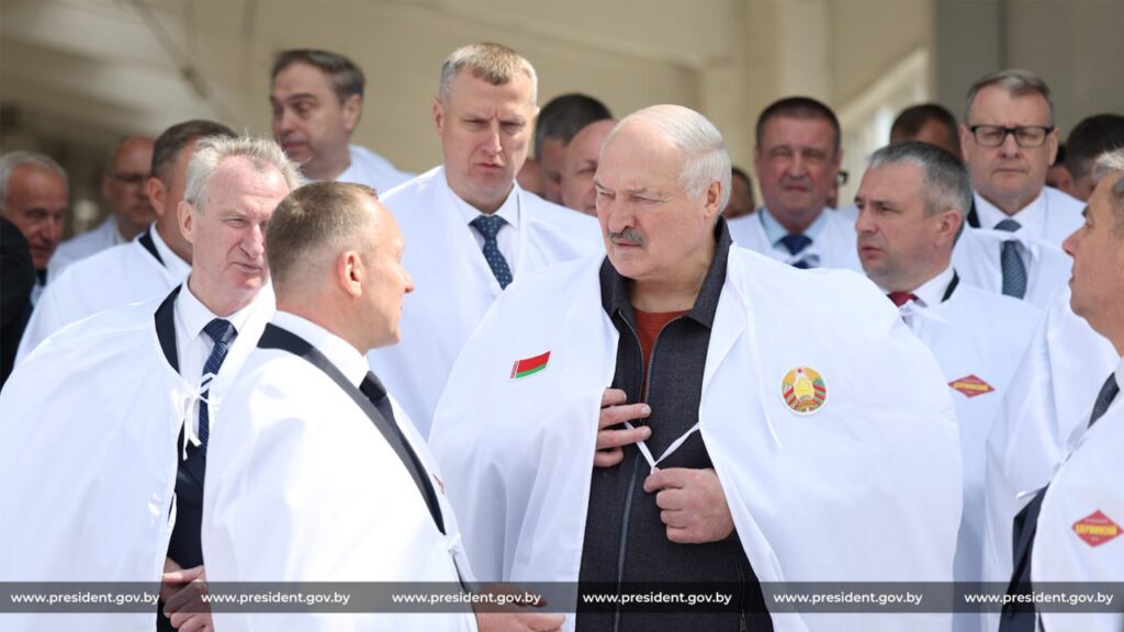 Лукашенко на ферме: Азарёнок пояснил, почему важно возвращаться к корням и крестьянскому духу