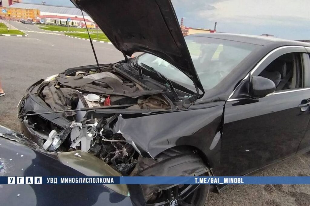 В Солигорске на перекрестке столкнулись два автомобиля — один человек в больнице