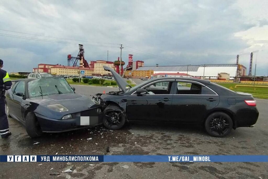 В Солигорске на перекрестке столкнулись два автомобиля — один человек в больнице