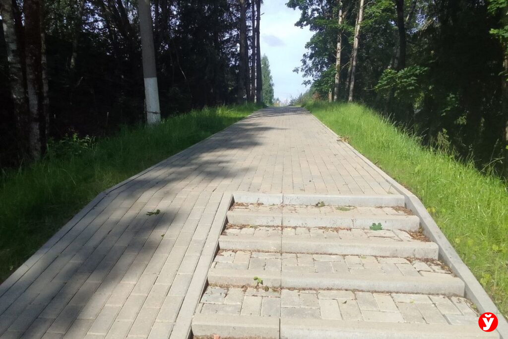 В Логойске после дождей разрушается лестница? Проверили, в каком она состоянии на самом деле
